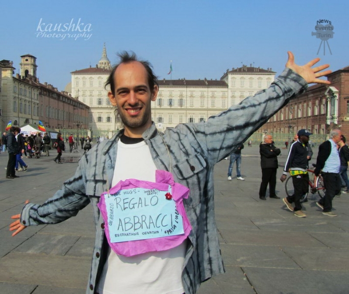 Torino abbracci gratis piazza Castello Italia