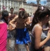 Torino, turista inglese fa doccia nudo nella fontana