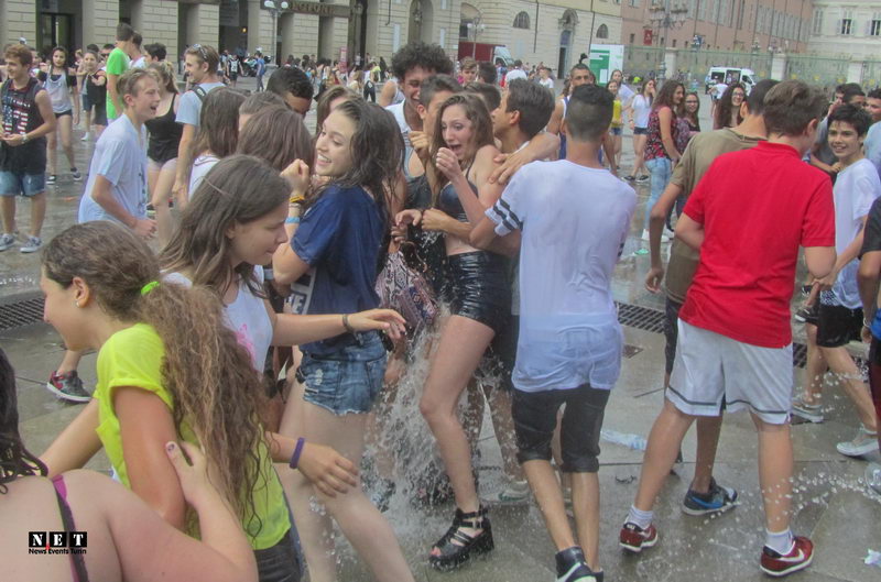 Fine scuola Torino foto video piazza Castello Torino fontana