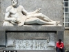 la fontana fiume Po Torino uomo