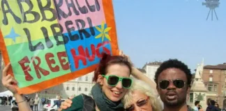 Группа «обнимальщиков» в Турине. Фото и видео Бесплатные объятия в Италии Турин. Фото и видео