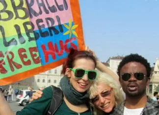 Группа «обнимальщиков» в Турине. Фото и видео Бесплатные объятия в Италии Турин. Фото и видео