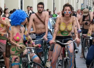 Ciclonudista Torino 2011 — World Naked Bike Ride (WNBR) Турин 2011 Фото и видео Голые на велосипедах в Италии - Турин 2011 Фото и видео.