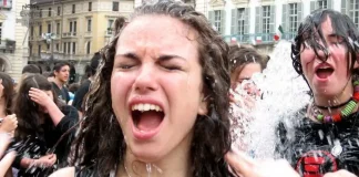 Итальянские школьники и студенты традиция купаться в фонтанах Турина Итальянские школьники и студенты традиция купаться в фонтанах Турина