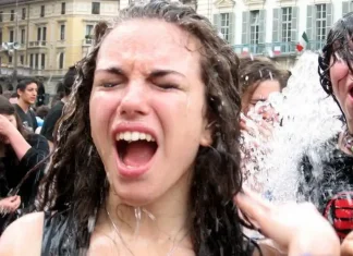 Итальянские школьники и студенты традиция купаться в фонтанах Турина Итальянские школьники и студенты традиция купаться в фонтанах Турина