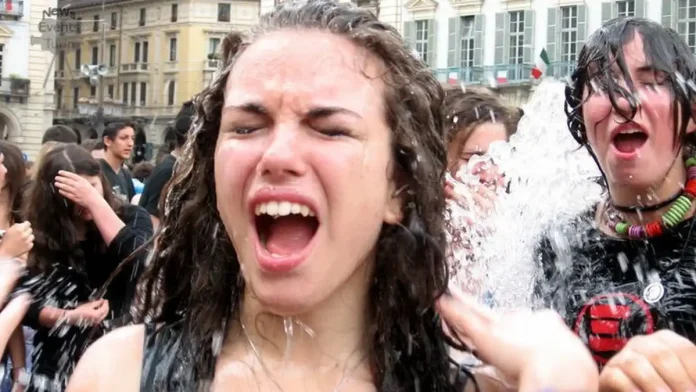 Итальянские школьники и студенты традиция купаться в фонтанах Турина