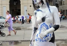 Молодежь в купальниках на улицах Турина: нестандартная реклама Shell Молодые люди в купальниках в исторической части Турина