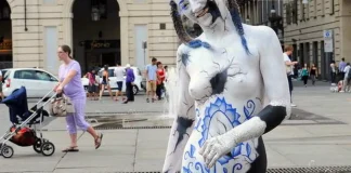 Молодежь в купальниках на улицах Турина: нестандартная реклама Shell Молодые люди в купальниках в исторической части Турина