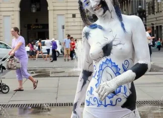 Молодежь в купальниках на улицах Турина: нестандартная реклама Shell Молодые люди в купальниках в исторической части Турина