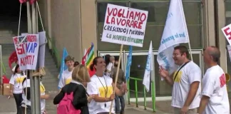 Забастовка «банкиров» в Турине, служащие испанского банка Santander Забастовка банкиров в Турине.  Испанский банк Santander Италия.