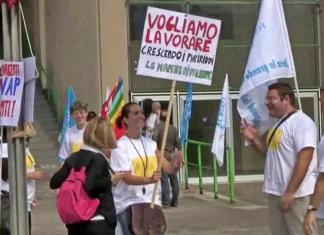 Забастовка «банкиров» в Турине, служащие испанского банка Santander Забастовка банкиров в Турине. Испанский банк Santander Италия.