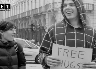 Бесплатные объятия в Турине простой способ сделать мир лучше фото видео Regalo abbracci Torino Italia - Free hugs Turin Italy 30.10.2011