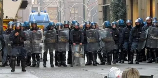 День студента в Турине закончился столкновением с полицией Полиция Турина применила дубинки против студентов
