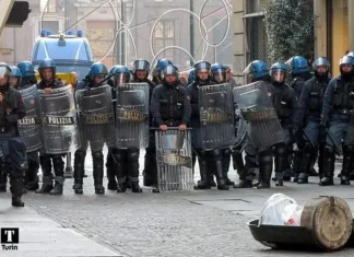 День студента в Турине закончился столкновением с полицией Полиция Турина применила дубинки против студентов