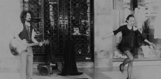 Молодая итальянка в центре Турина отбивает чечетку Молодая итальянка в центре Турина отбивает чечетку