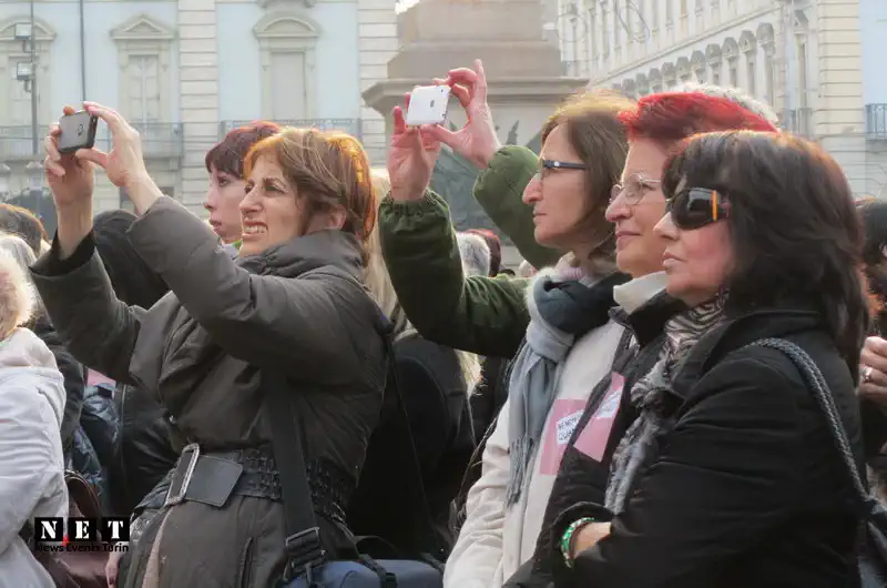 Феминистки города Турин на главной площади в Турине