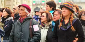 Туринские феминистки вышли на улицу, чтобы потребовать равных прав Итальянские феминистки в Турине вышли на улицу