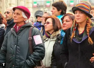 Туринские феминистки вышли на улицу, чтобы потребовать равных прав Итальянские феминистки в Турине вышли на улицу