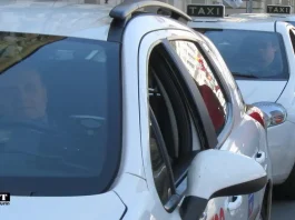 Забастовка таксистов в Италии - Турин бастуют таксисты Стратегия забастовщиков Забастовка таксистов в Турине: злодейская акция или законное право на протест? 22 января 2012 года Турин, Италия Репортаж News&Events Turin В понедельник, 22 января 2012 года, в Турине прошла забастовка таксистов. В знак протеста против нового закона, который ограничивает деятельность такси, водители отказались брать пассажиров. Забастовка началась в 10:00 утра и продолжалась до 18:00 вечера. За это время жители Турина столкнулись с серьезными трудностями при попытке воспользоваться услугами такси. Оказалось, что вызвать такси по телефону невозможно. Водители, которые отвечали на звонки, сообщали, что у них нет возможности брать пассажиров. Некоторые жители Турина пытались поймать такси на улице, но и это оказалось бесполезным. Таксисты просто проезжали мимо них, не останавливаясь. В результате забастовки многие жители Турина оказались в затруднительном положении. Они не могли добраться до работы, учебы или других важных мест. Ситуация усугубилась тем, что в Турине в тот день проходила крупная конференция, в которой принимали участие представители многих стран. Многие из участников конференции были вынуждены воспользоваться общественным транспортом, который не смог справиться с возросшим потоком пассажиров. Забастовка таксистов вызвала широкий общественный резонанс. Многие жители Турина раскритиковали действия водителей, назвав их "злодейской акцией". Однако профсоюзы таксистов поддержали забастовщиков. Они заявили, что новый закон, который ограничивает деятельность такси, является несправедливым и нарушает права водителей. В профсоюзах заявили, что забастовка будет продолжаться до тех пор, пока правительство не откажется от нового закона. Чтобы облегчить положение жителей Турина, городские власти организовали дополнительные автобусные рейсы. Однако это не решило проблему полностью. Забастовка таксистов в Турине показала, что даже законные акции протеста могут иметь негативные последствия для общества.