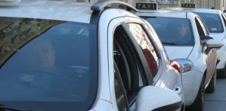 Забастовка таксистов в Италии: Турин парализован акцией братьев по клятве Забастовка таксистов в Италии - Турин бастуют таксисты Стратегия забастовщиков Забастовка таксистов в Турине: злодейская акция или законное право на протест? 22 января 2012 года Турин, Италия Репортаж News&Events Turin В понедельник, 22 января 2012 года, в Турине прошла забастовка таксистов. В знак протеста против нового закона, который ограничивает деятельность такси, водители отказались брать пассажиров. Забастовка началась в 10:00 утра и продолжалась до 18:00 вечера. За это время жители Турина столкнулись с серьезными трудностями при попытке воспользоваться услугами такси. Оказалось, что вызвать такси по телефону невозможно. Водители, которые отвечали на звонки, сообщали, что у них нет возможности брать пассажиров. Некоторые жители Турина пытались поймать такси на улице, но и это оказалось бесполезным. Таксисты просто проезжали мимо них, не останавливаясь. В результате забастовки многие жители Турина оказались в затруднительном положении. Они не могли добраться до работы, учебы или других важных мест. Ситуация усугубилась тем, что в Турине в тот день проходила крупная конференция, в которой принимали участие представители многих стран. Многие из участников конференции были вынуждены воспользоваться общественным транспортом, который не смог справиться с возросшим потоком пассажиров. Забастовка таксистов вызвала широкий общественный резонанс. Многие жители Турина раскритиковали действия водителей, назвав их "злодейской акцией". Однако профсоюзы таксистов поддержали забастовщиков. Они заявили, что новый закон, который ограничивает деятельность такси, является несправедливым и нарушает права водителей. В профсоюзах заявили, что забастовка будет продолжаться до тех пор, пока правительство не откажется от нового закона. Чтобы облегчить положение жителей Турина, городские власти организовали дополнительные автобусные рейсы. Однако это не решило проблему полностью. Забастовка таксистов в Турине показала, что даже законные акции протеста могут иметь негативные последствия для общества.