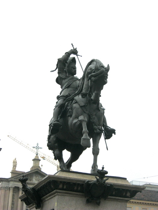 Памятник на площади Сан Карло
