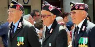 Парад карабинеров в Италии Турин: 150-летний юбилей и праздник Праздник карабинеров в Италии Турин - Италия 150 лет