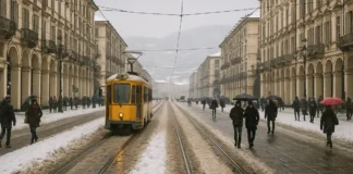 Снег в Турине: редкий снегопад 2012 года и как выглядит зима в Италии Снег в Турине зимой 2012 года — улицы, трамваи и люди под густым снегопадом кадр зимнего Турина во время снегопада 2012 года: заснеженная улица, трамвай, люди с зонтами и сугробы вдоль тротуаров