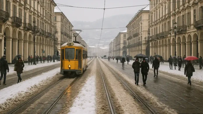 Снег в Турине зимой 2012 года — улицы, трамваи и люди под густым снегопадом кадр зимнего Турина во время снегопада 2012 года: заснеженная улица, трамвай, люди с зонтами и сугробы вдоль тротуаров