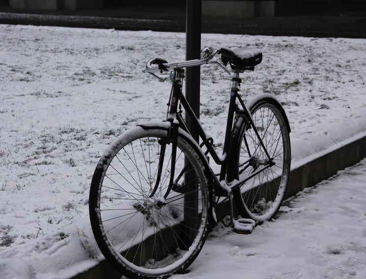 Зима в Турине велосипед прикованный