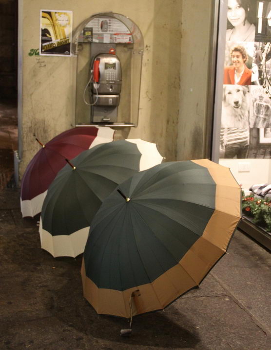 На улицах Турина бангладешцы продают зонтики