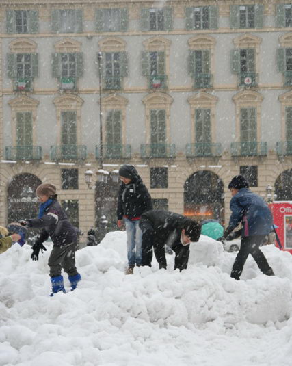 Deti Turin igra v snegu italia