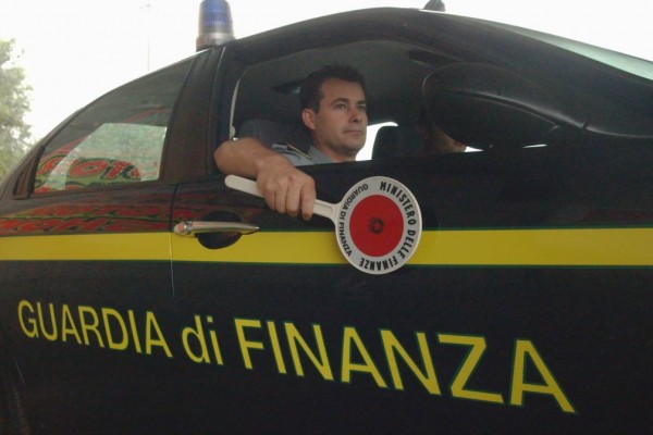 Нелегалы Италии в багажнике машины Турин