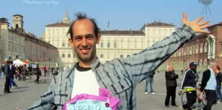 Бесплатные объятия в Турине: встреча и эмоциональная поддержка Abbracci liberi a Torino 25 marzo 2012 piazza Castello