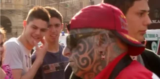 Галерея уличной фотографии Турина Март 2012 Италия Уличная фотография Турина март 2012 на площади и рынке Бенгази Уличный артист выступает на площади в центре Турина, вокруг него зрители, рядом видны городские здания и люди, идущие по делам, весенний день марта 2012 года.