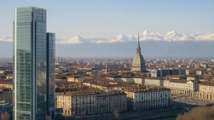 Современный skyline Турина с башней Региона Пьемонте и небоскребом Intesa Sanpaolo