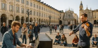 Турин: город классической музыки и культуры Пианино и скрипач в центре Турина на площади Сан Карло