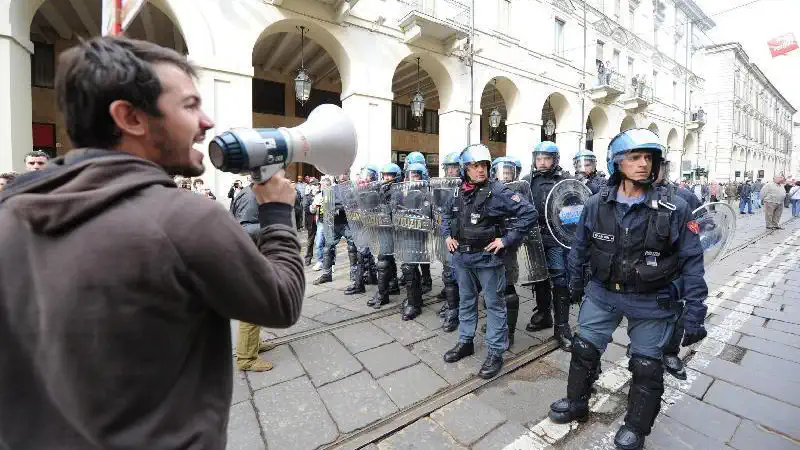 Столкновения в центре Турина в день солидарности трудящихся Италия