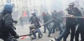 Первомайский праздник в Турине прошла манифестация трудящихся Cтычки с полицией 1 мая в Турине Видео и фото