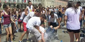 Массовое купание в фонтанах Турина окончания школы фото видео Турин массовое купание в фонтанах в честь окончание школы фото видео