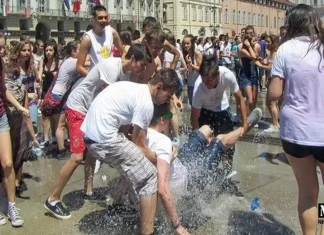 Массовое купание в фонтанах Турина окончания школы фото видео Турин массовое купание в фонтанах в честь окончание школы фото видео