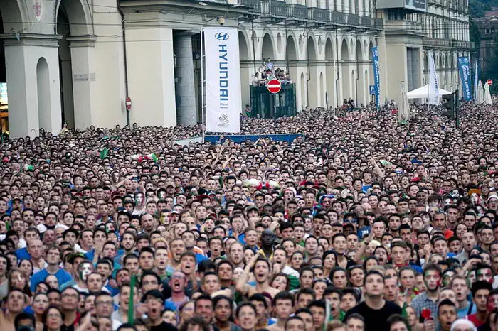 Футбольные фанаты Турина на площади с большим экраном