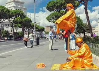 Тайна парящего факира в Турине секрет левитации Факир в Италии Турин Йог левитирующий на улицах Турина