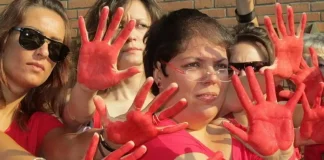 Синьоры Росси Встают Против Мусорной Мафии в Турине: Символ Сопротивления Коррупции “MI MANIFESTO!” – Синьоры Росси против мусорной мафии в Турине.