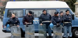 Профсоюзы и студенты вышли на улицы Турина с требованиями перемен Генеральная Европейская забастовка в Турине смотреть фото и видео