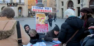 Коммунисты Италии устраивают сбор подписей в поддержку референдума в Турине Итальянские коммунисты на площади в Турине