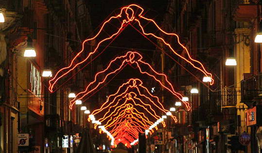 Художники Турина оформляют освещение для города.