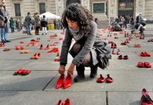 Красная женская обувь на главной площади Турина: Zapatos Rojos и протест против насилия Центральная площадь Турина вся в женских туфлях.