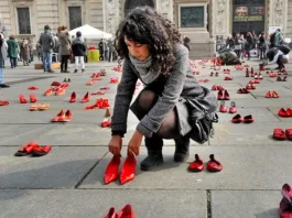 Центральная площадь Турина вся в женских туфлях.