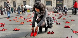 Красная женская обувь на главной площади Турина: Zapatos Rojos и протест против насилия Центральная площадь Турина вся в женских туфлях.