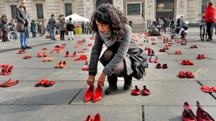Центральная площадь Турина вся в женских туфлях.